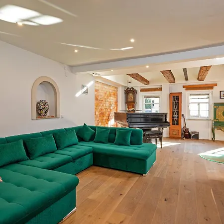 Luxuriöse Sandstein - 320 Qm - 7 Räume