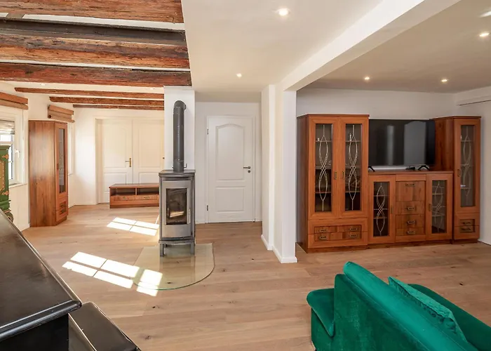 Luxuriöse Sandstein - 320 Qm - 7 Räume Villa