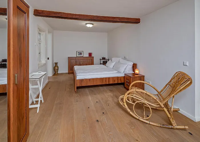 Luxuriöse Sandstein - 320 Qm - 7 Räume Villa