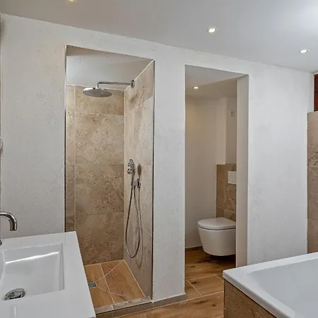 Villa Luxurioese Sandstein - 320 Qm - 7 Raeume